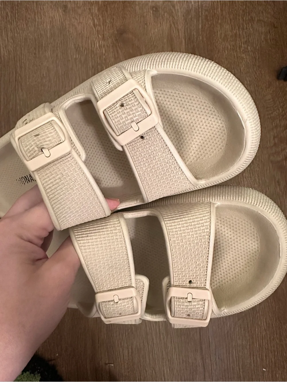 Cushionaire Women’s Cream Double-Buckle Cloud Slide Sandals Size 9